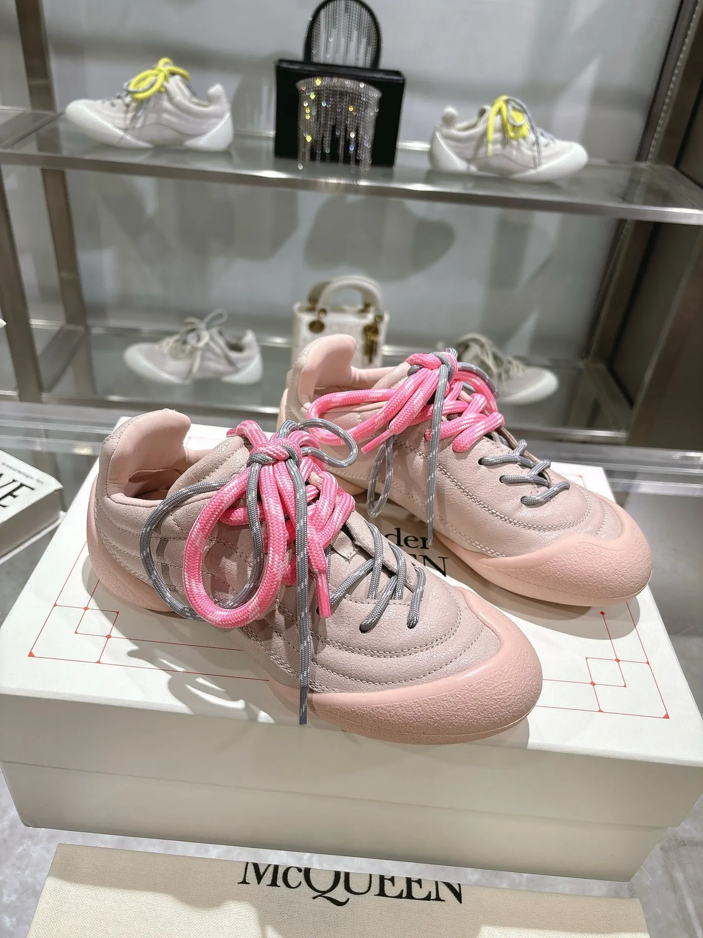 p580💰Couple model 𝐀𝐥𝐞𝐱𝐚𝐧𝐝𝐞𝐫 𝐌𝐜𝐐𝐮𝐞𝐞𝐧#/Alexander McQueen’s latest Flexion series, retro, casual, sneakers, original purchase, development, production, this Flexion Off Low-top sneakers in white grained leather with varying sized laces and an anatomically inspired lightweight segmented sole. The reverse skull pattern is embossed on the heel. Fabric: Original customized imported first-layer cowhide. Lining: Customized imported breathable mesh lining. Sole: Original open-molded non-slip TPU material. Bottom thickness: 2CM. Size: #Female size 35-40 (40 customized, non-refundable) #Men’s code 39-45 (45 customized, non-refundable)